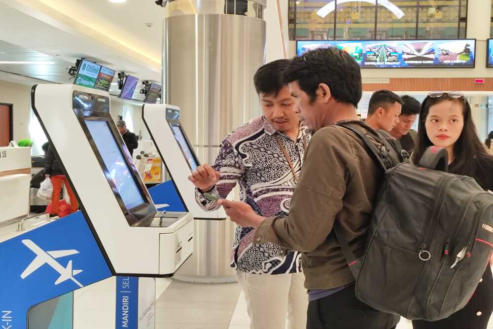 Calon penumpang pesawat tengah check-in online di Bandara Hang Nadim. Bisnis-Rifki