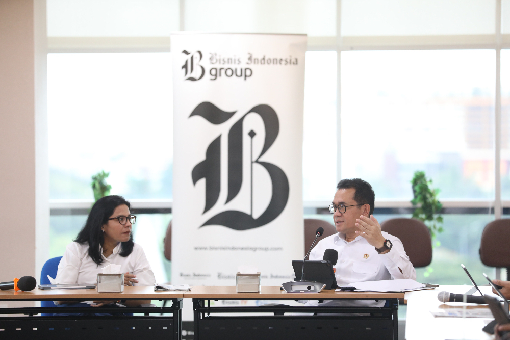 Mendag Budi Santoso (Kanan) saat memberikan pemaparan di Kantor Bisnis Indonesia