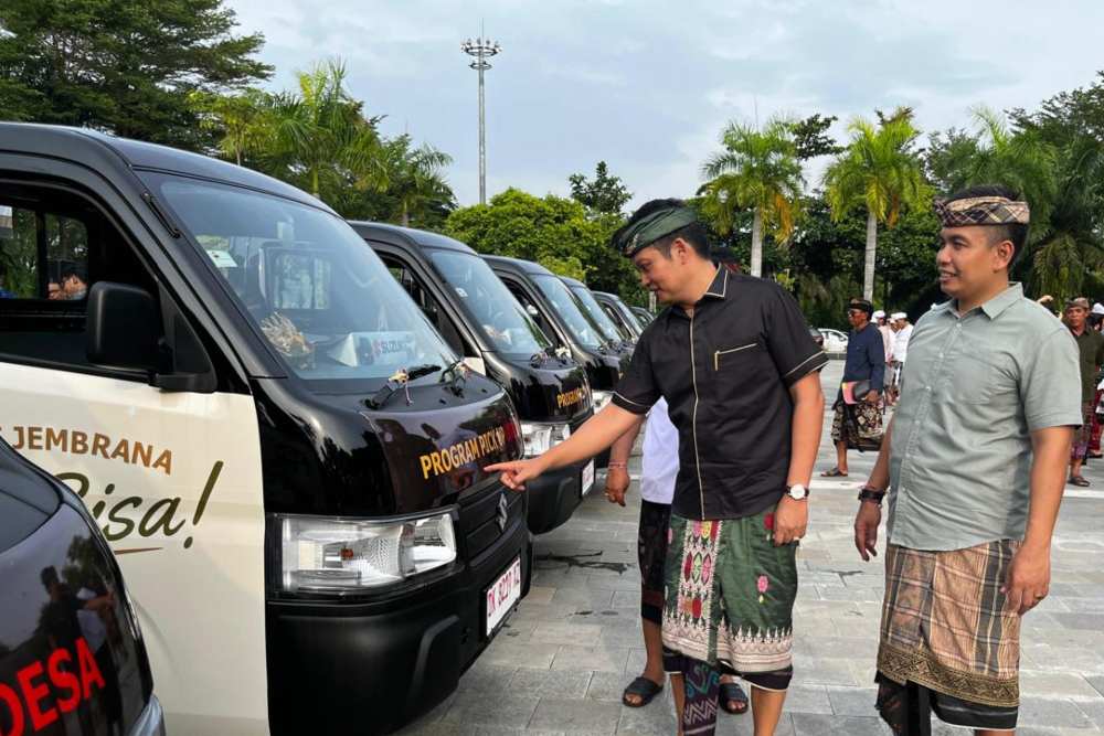  Pemkab Jembrana Serahkan Bantuan 21 Unit Pickup Kepada Desa Adat