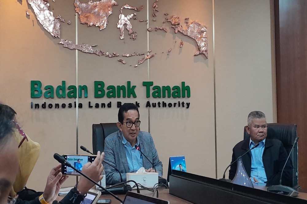 Kepala Badan Bank Tanah (BBT), Parman Nataatmadja saat ditemui di Kantor Badan Bank Tanah di Jakarta, Selasa (25/3/2025)/Bisnis.com - Alifian