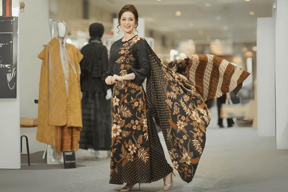 Alexandra Askandar, eks Wakil Direktur Utama Bank Mandiri yang kini jadi Wakil Direktur Utama Bank BNI (BBNI) dalam balutan Batik karya Riana Kesuma/istimewa