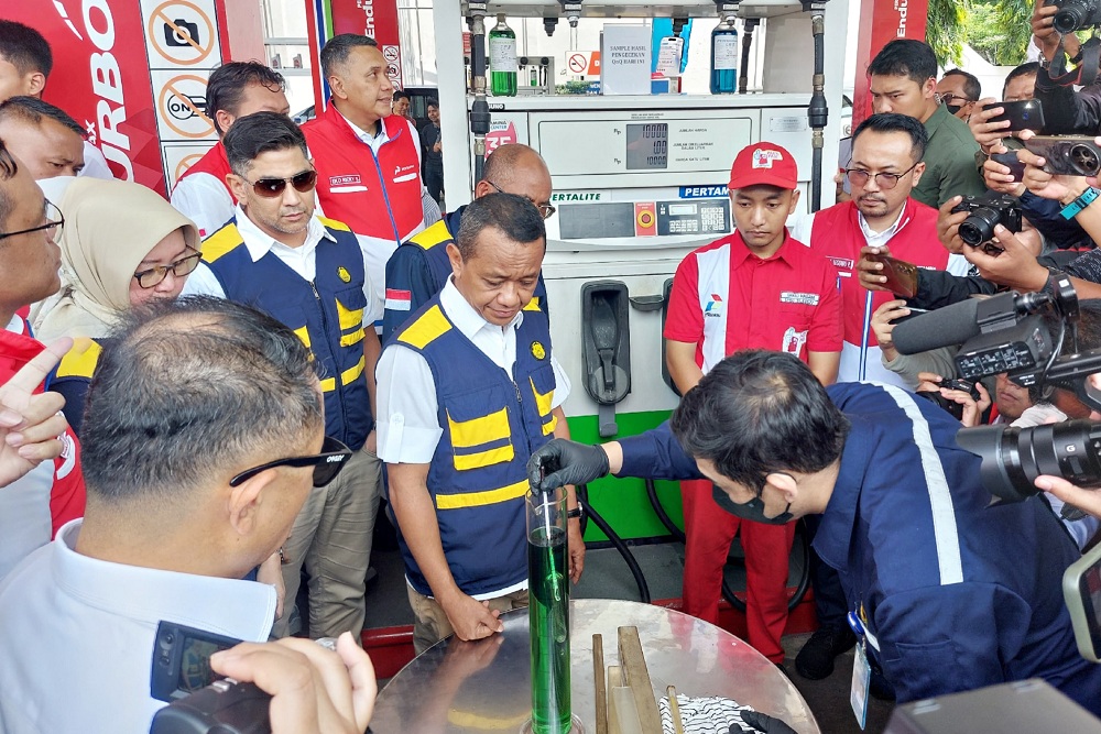 Menteri Energi dan Sumber Daya Mineral (ESDM), Bahlil Lahadalia (tengah) menyaksikan pengecekan BBM RON 90 dan RON 92 di salah satu SPBU di Surabaya, Selasa (25/03/2025)./Bisnis – Syaharuddin Umngelo.