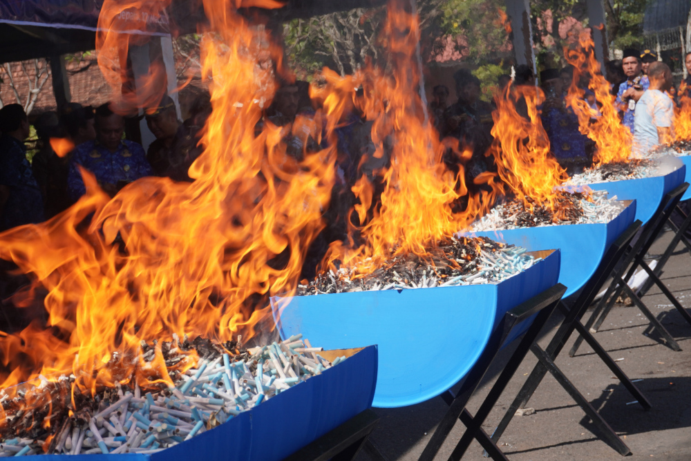 Pemusnahan 11,25 juta batang rokok ilegal oleh Pemerintah Kabupaten Jepara dan Bea Cukai di Jepara, Jawa Tengah, Jumat (17/5/2024). - dok. Kantor Bea Cukai Kudus