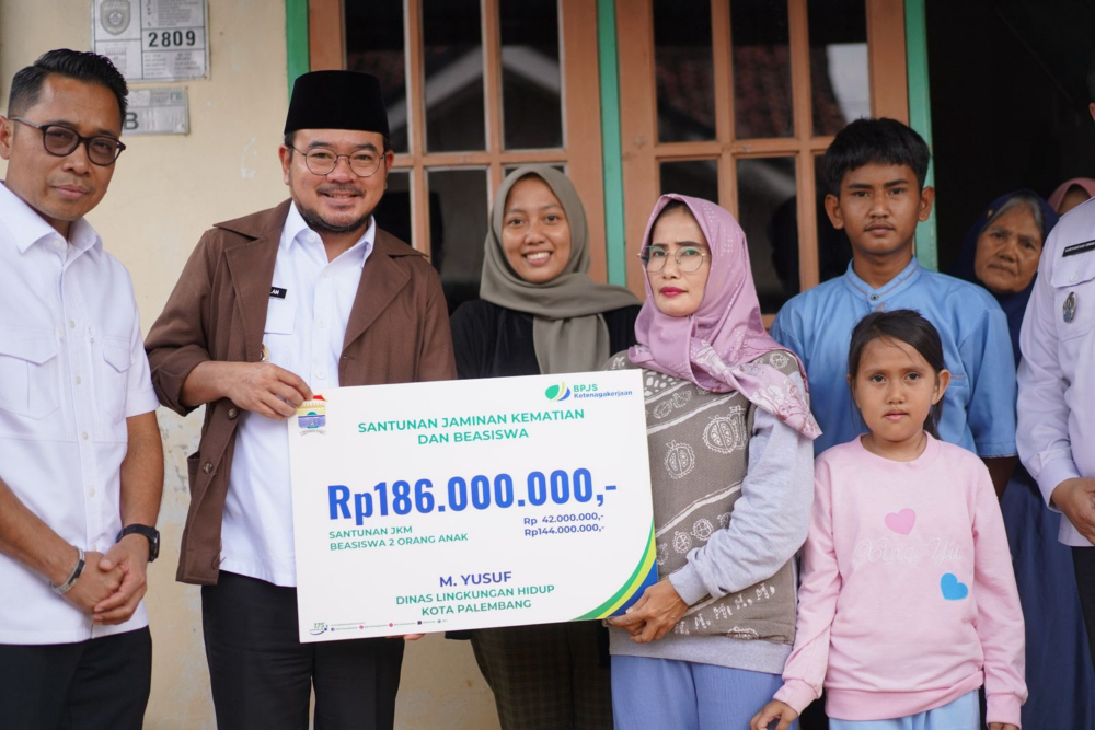  BPJS Ketenagakerjaan Palembang Serahkan Santunan Kematian dan Beasiswa Rp225 Juta