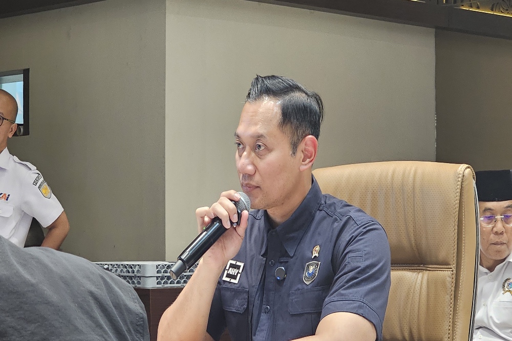 Menteri Koordinator (Menko) Bidang Infrastruktur dan Pembangunan Kewilayahan (IPK) Agus Harimurti Yudhoyono (AHY) saat memberikan pemaparan di Jakarta, Senin (24/3/2025).