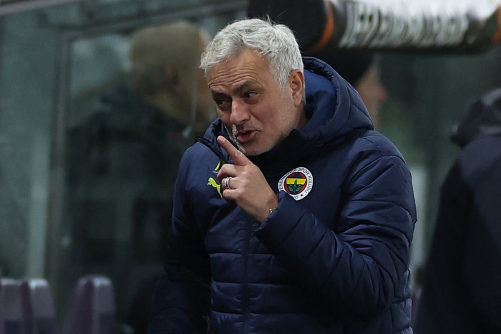  Fenerbahce Kalah, Mourinho Viral Gara-gara Remas Hidung Pelatih Lawan
