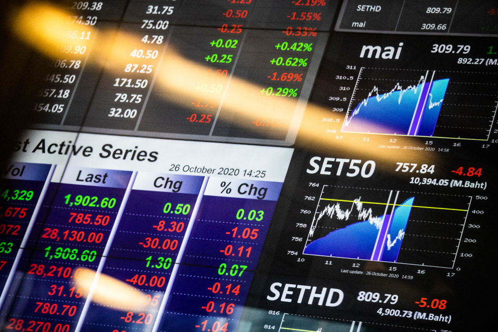 Papan informasi saham Stock Exchange of Thailand (SET) yang ditampilkan di bangkok, Thailand pada Senin (26/10/2020). / Bloomberg-Taylor Weidman
