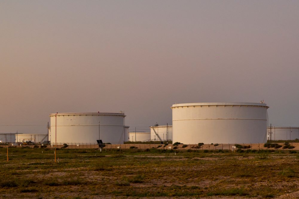Tangki penyimpanan minyak di Midland, Texas, AS, pada hari Kamis, 3 Oktober 2024./Bloomberg-Anthony Prieto