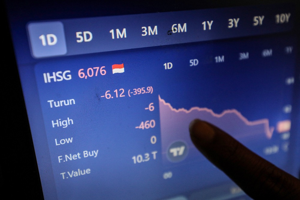 Investor mengamati pergerakan Indeks Harga Saham Gabungan (IHSG) di Jakarta, Selasa (18/3/2025). IHSG terjun bebas pada Selasa (18/3/2025) dan membuat BEI melakukan pembekuan perdagangan sementara atau trading halt. Trading halt ini merupakan trading halt pertama yang dilakukan BEI sejak 2020./JIBI/Bisnis/Eusebio Chrysnamurti
