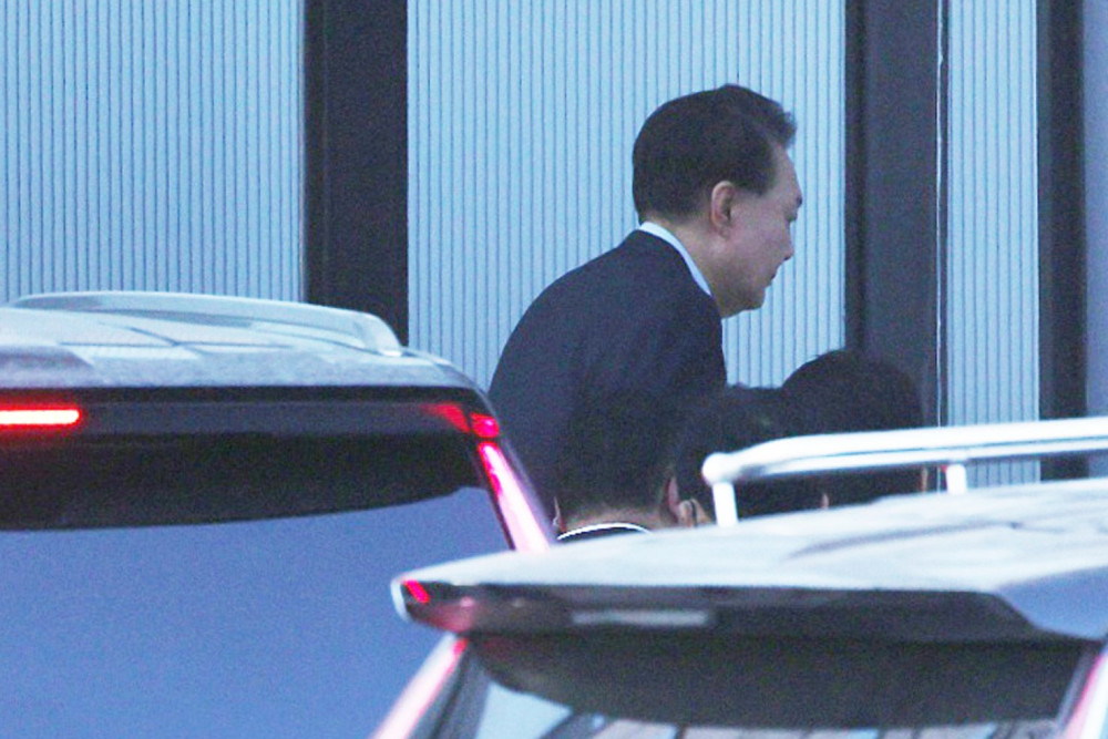 Mantan Presiden Korsel Yoon Suk Yeol terlihat memasuki gedung Kantor Investigasi Korupsi untuk pejabat tinggi di Gwacheon, Provinsi Gyeonggi, Rabu (15/1/2025). Dok. Yonhap