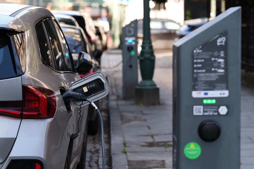 Kendaraan listrik (EV) sedang diisi dayanya di jalan di Brussels, Belgia, pada hari Senin, 3 Maret 2025./ Bloomberg - Ksenia Kuleshova