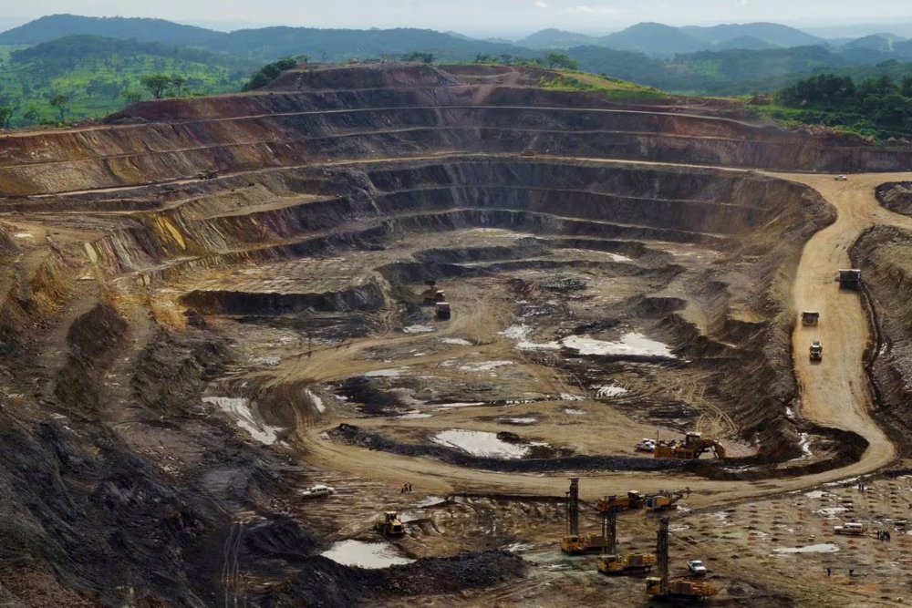 Ekskavator dan pengebor sedang bekerja di lubang terbuka di Tenke Fungurume, tambang tembaga dan kobalt 110 km (68 mil) barat laut Lubumbashi di selatan penghasil tembaga Kongo. Gambar diambil 29 Januari 2013/REUTERS