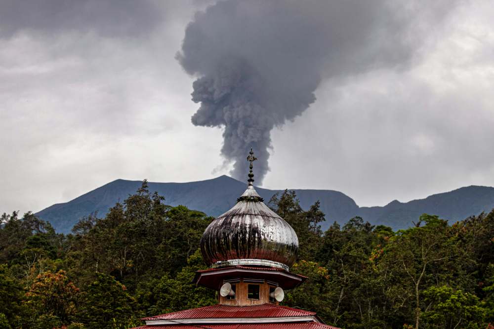 Erupsi Gunung Marapi terlihat dari Desa Sabu, Kabupaten Tanah Datar, Sumatra Barat, Rabu (6/12/2023). Bisnis/Muhammad Noli Hendra