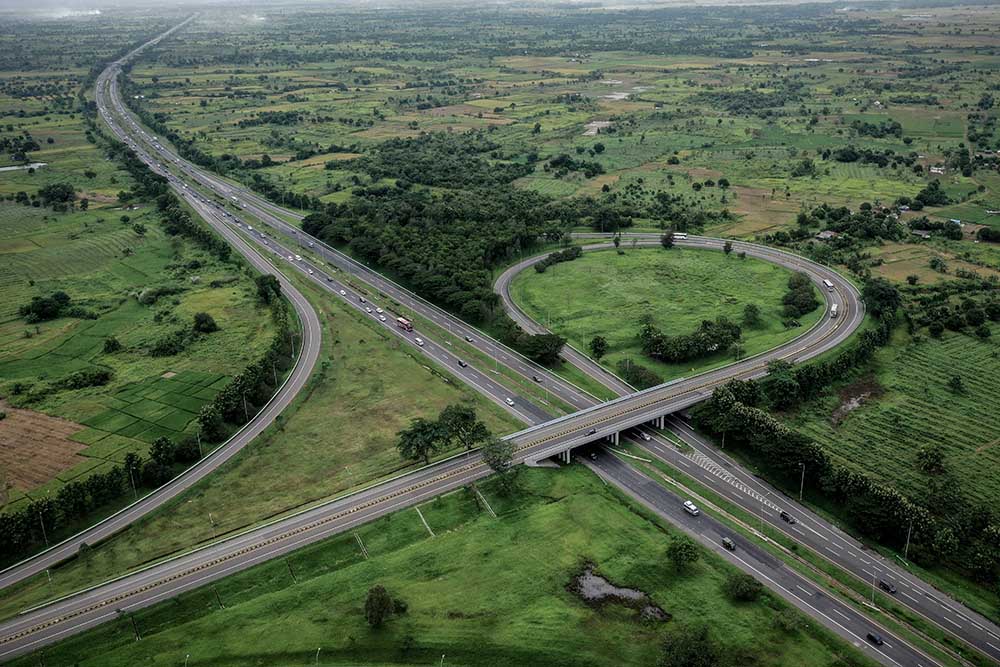 Foto udara kendaraan melintas di ruas Tol Cikopo-Palimanan, Indramayu, Jawa Barat, saat pemberlakuan jalur satu arah atau one way, Jumat (28/3/2025). Antara/Fauzan/agr