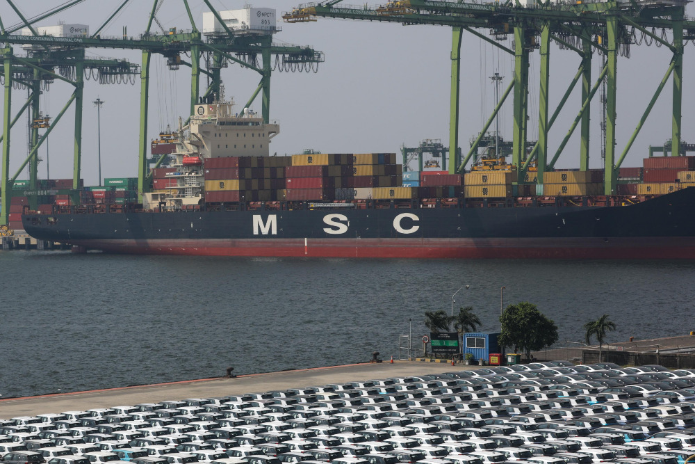 Suasana bongkar muat kontainer dari kapal di pelabuhan New Priok Container Terminal One (NPCT1), Tanjung Priok, Jakarta. / Bisnis-Himawan L Nugraha