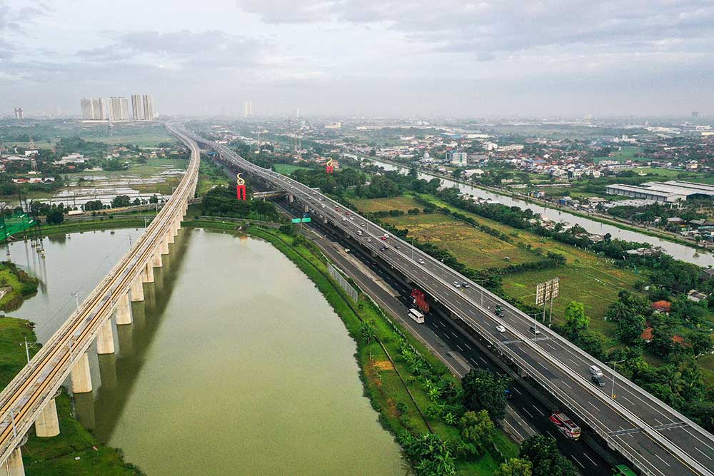 Foto udara kendaraan melintas Jalan Tol Layang Sheikh Mohammed bin Zayed (MBZ) di Bekasi, Jawa Barat, Jumat (28/3/2025). Antara/Sulthony Hasanuddin/wpa.