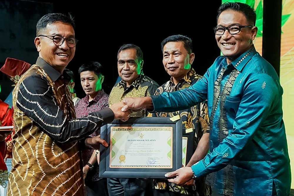 Bupati Solok Selatan Khairunas menyerahkan penghargaan kepada PT Supreme Energy Muara Laboh yan diterima oleh Site Support Manager PT Supreme Energy Muara Laboh, Erwin Patrisa Floris. dok Humas