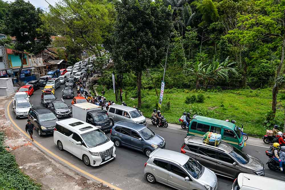 Kendaraan pemudik terjebak kemacetan di jalur Nagreg, Kabupaten Bandung, Jawa Barat, Sabtu (29/3/2025). Antara/Raisan Al Farisi/rwa.