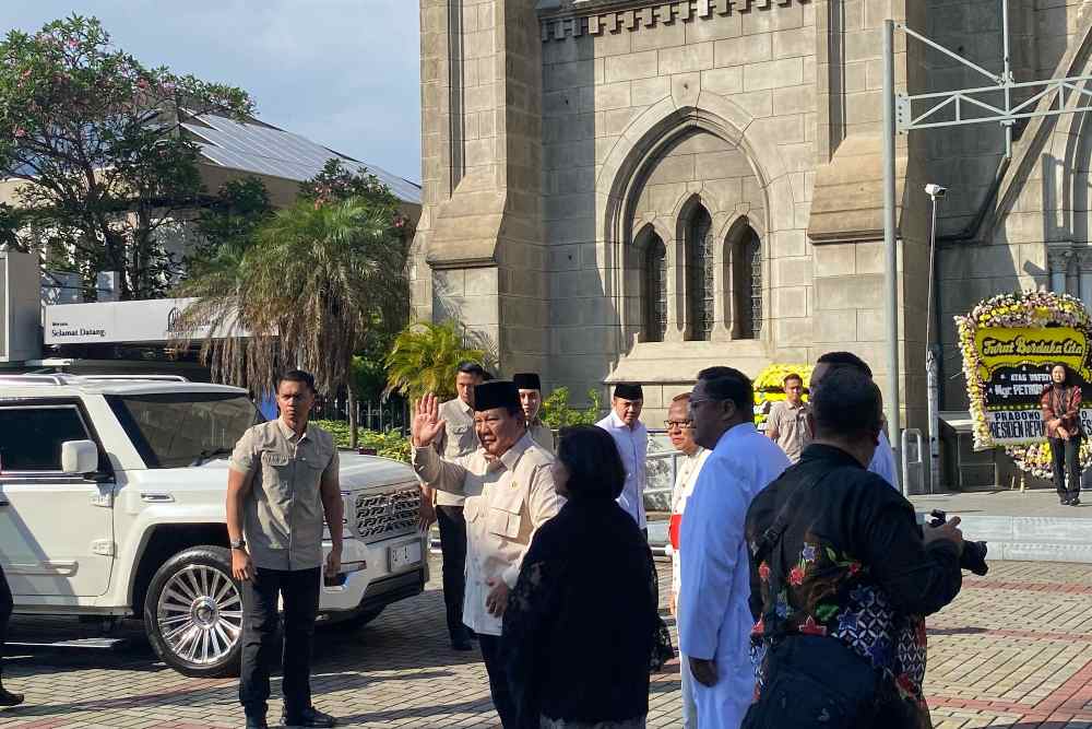 Presiden Prabowo Subianto tiba di Katedral untuk melayat Uskup Emeritus Keuskupan Agung Mgr. Petrus Turang, Pr di Katedral Jakarta, Kamis (4/4/2025)/Bisnis-Akbar Evandio