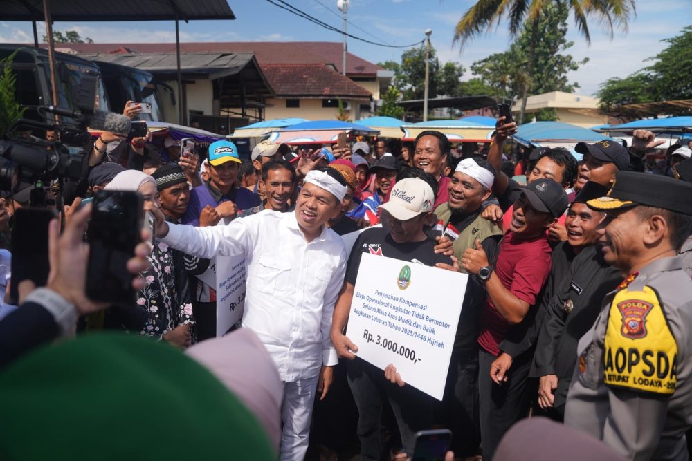 Gubernur Jawa Barat Dedi Mulyadi saat menyerahkan kompensasi kepada para sopir angkot di wilayah Puncak, Jawa Barat/Istimewa