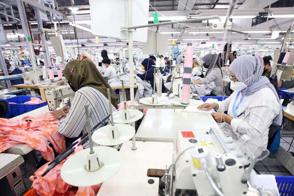 Sejumlah karyawan tengah memproduksi pakaian jadi di salah satu pabrik produsen dan eksportir garmen di Bandung, Jawa Barat, Selasa (25/1/2022). Bisnis/Rachman.