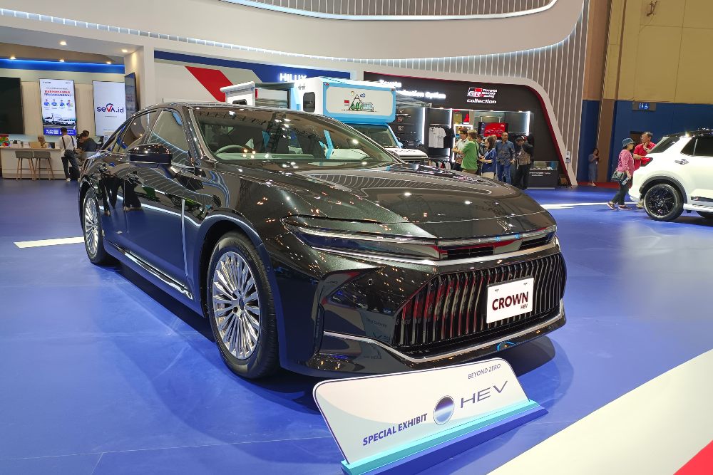 Toyota Crown Hybrid dipamerkan di Gaikindo Jakarta Auto Week (GJAW) 2024 di ICE BSD City, Tangerang, Jumat (22/11/2024) - Bisnis/Rizqi Rajendra.