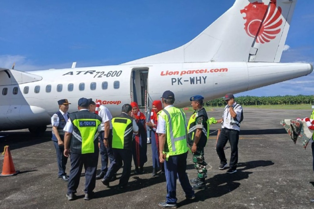 Sambutan dari masyarakat dan pejabat setempat saat pesawat Wings Air mendarat di Bandara Cut Nyak Dhien, Aceh/Dok. Wings Air