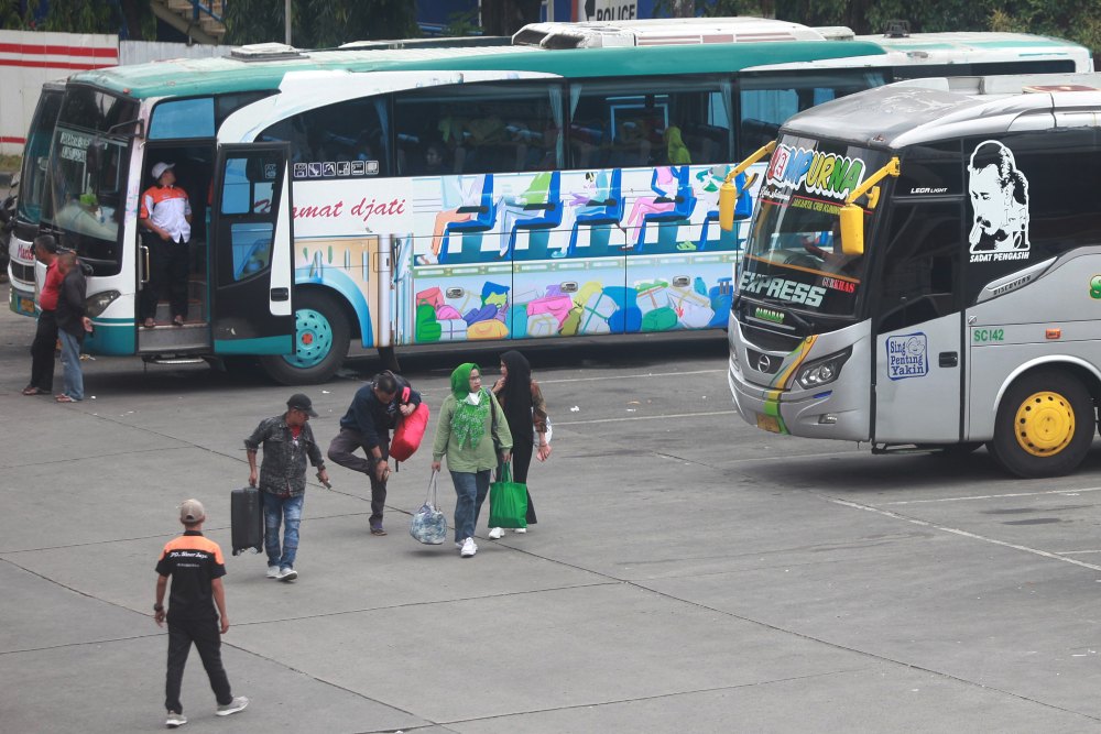 Sejumlah penumpang turun dari bus Antar Kota Antar Provinsi (AKAP) di Terminal Bus Kampung Rambutan, Jakarta, Selasa (25/4/2023). Puncak arus balik Lebaran 2023 di Terminal Kampung Rambutan telah terjadi sejak Senin (24/4). Arus balik di Terminal Kampung Rambutan diprediksi terjadi pada H+4 Lebaran. ANTARA FOTO/Reno Esnir/rwa.