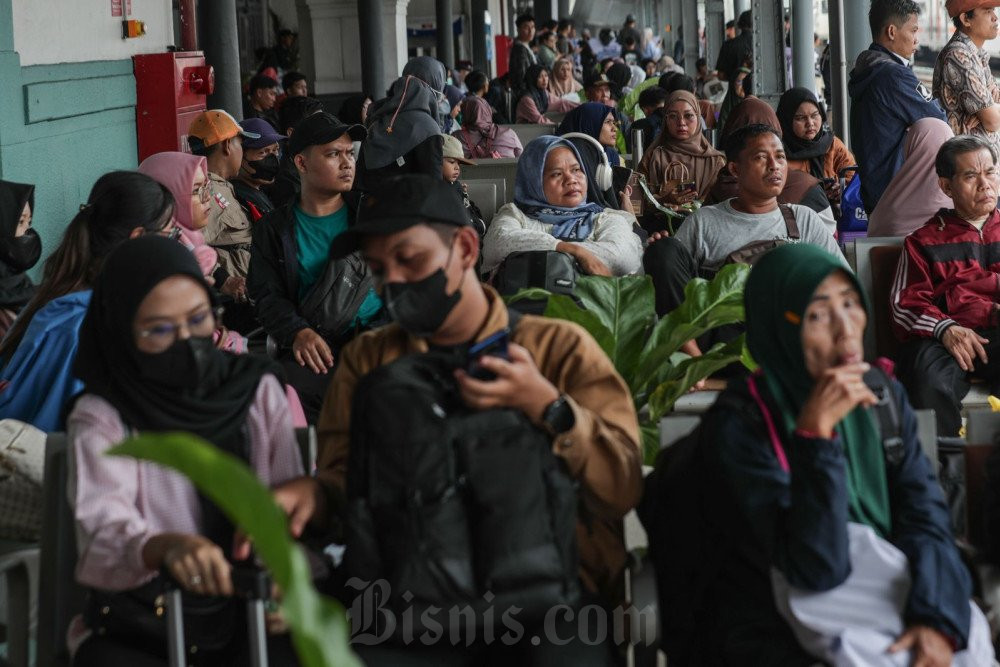 Calon penumpang menunggu kereta api jarak jauh di Stasiun Pasar Senen, Jakarta, Rabu (26/3/2025). Bisnis/Fanny Kusumawardhani