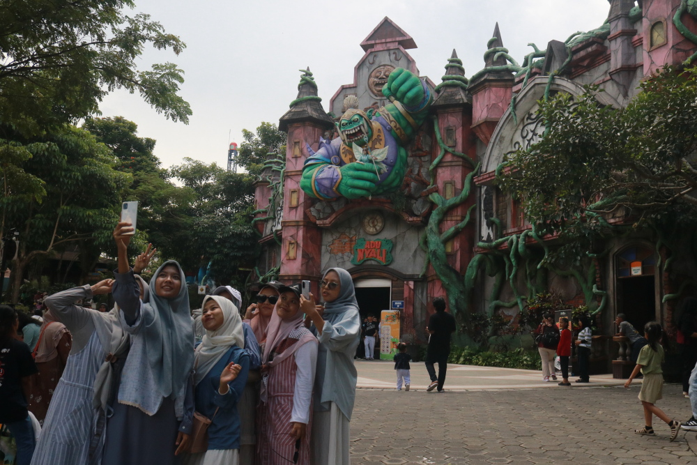  Wisatawan Minati Nuansa Kampung Halaman di Mudik Saloka Theme Park