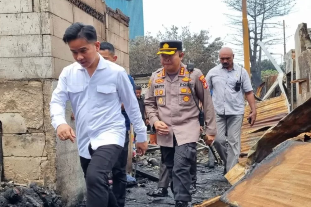  Gibran Bagikan Paket Sembako dan Buku Tulis untuk Warga Jakarta dan Depok