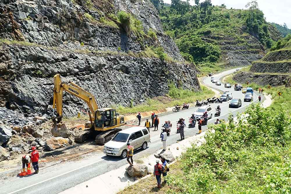  Diguyur Hujan Deras, Tebing di JLS Trenggalek-Tulungagung Longsor