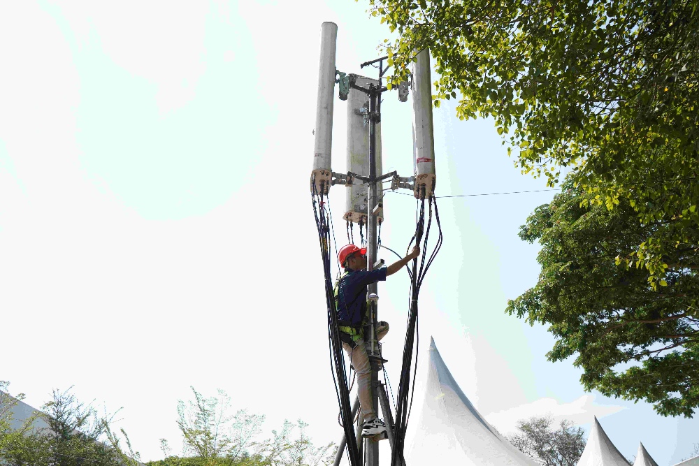 Teknisi menyiapkan BTS 4G dan 5G untuk mendukung World Water Forum 2024