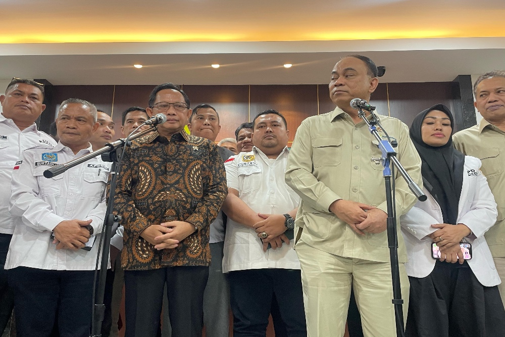 Menteri Dalam Negeri (Mendagri) Tito Karnavian dan Menteri Koperasi (Menkop) Budi Arie Setiadi di Kantor Kementerian Koperasi, Jakarta, Selasa (11/3/2025). —Bisnis/Rika Anggraeni