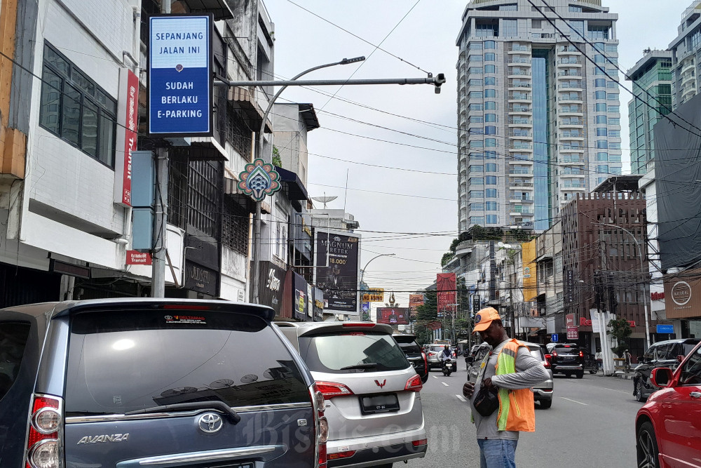 Juru parkir di kawasan e-parking Jalan Zainul Arifin Kecamatan Medan Baru, Medan, Sumatra Utara. - Bisnis/Delfi Rismayeti