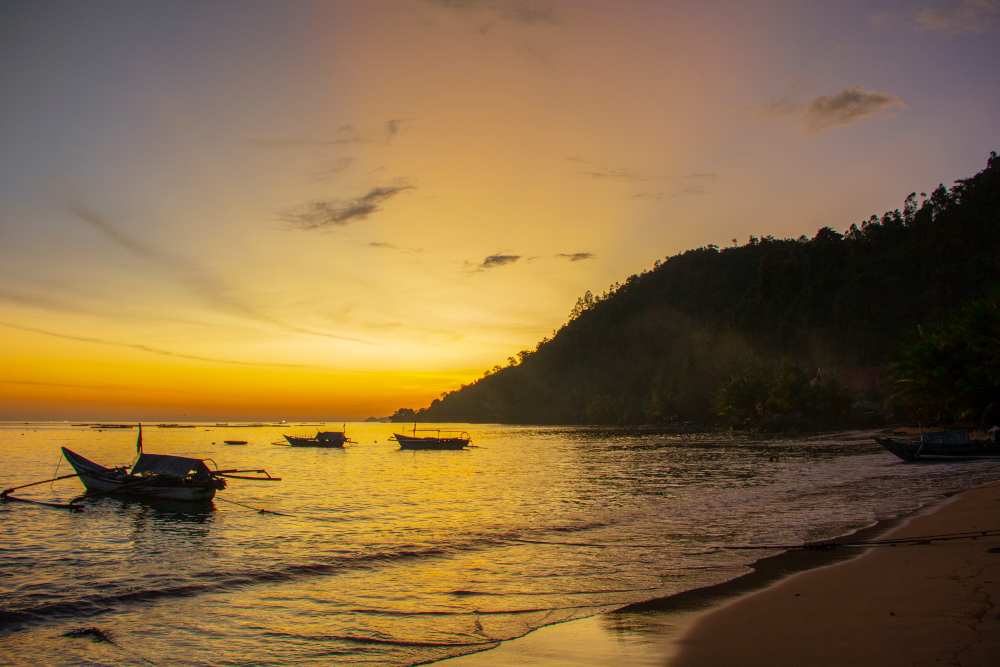 Pemandangan sunset di Pantai Sungai Nipah, Kabupaten Pesisir Selatan, Sumatra Barat, Jumat (27/12/2024). Bisnis/Muhammad Noli Hendra