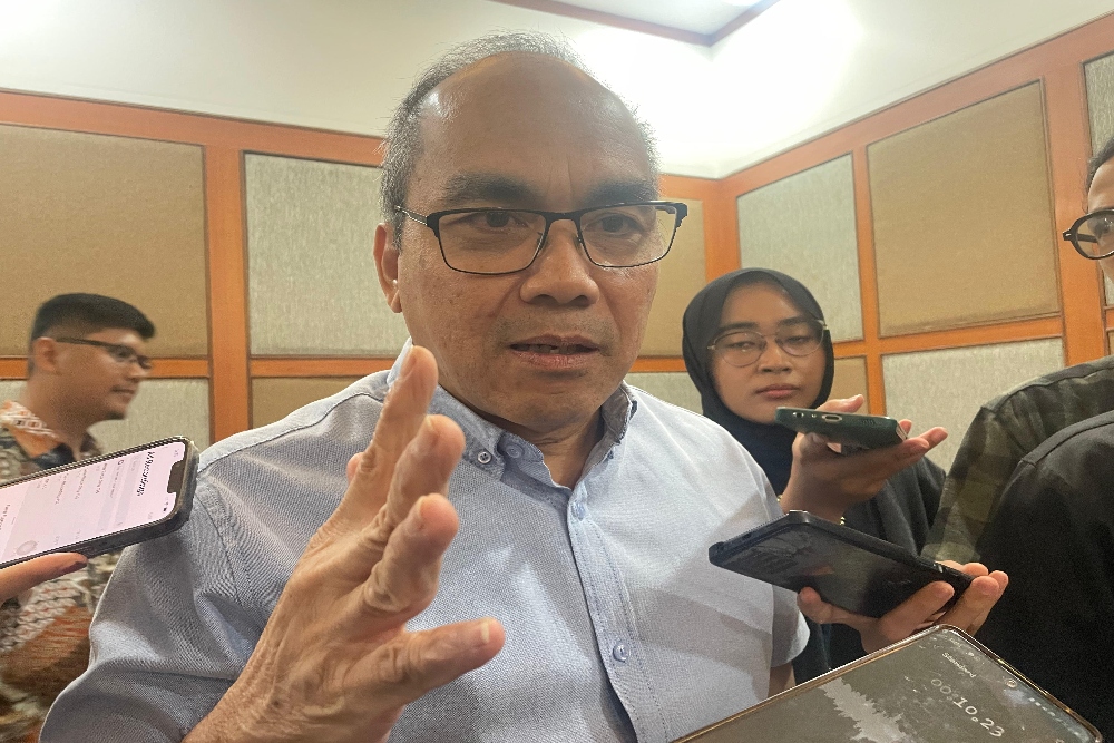 Deputi Bidang Pengawasan Koperasi Kemenkop Herbert H. O. Siagian dalam konferensi pers di Kantor Kemenkop, Jakarta, Rabu (16/4/2025). —Bisnis/Rika Anggraeni