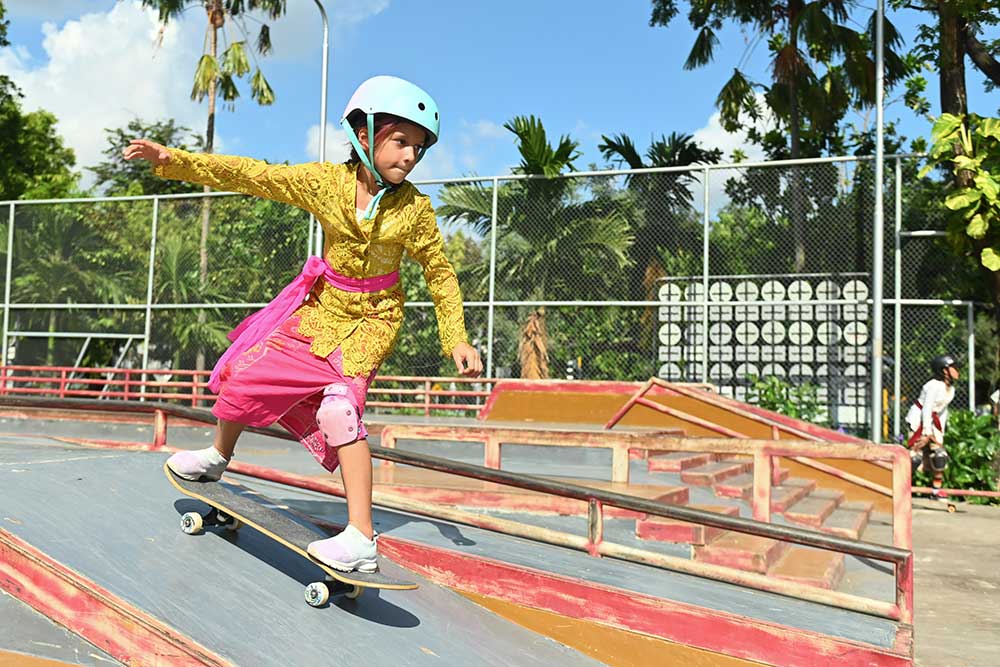  Sambut Hari Kartini, Sejumlah Anak di Bali Bermain Skateboard Dengan Memakai Kebaya