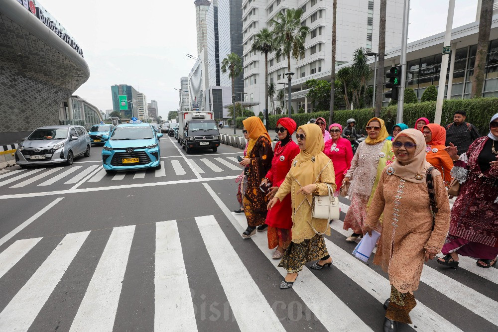  Sambut Hari Kartini, Warga Gunakan Kebaya di Kawasan Bundaran HI Jakarta