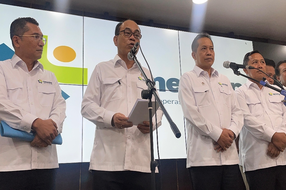 Menteri Koperasi Budi Arie saat meluncurkan situs resmi Koperasi Desa (KopDes) Merah Putih di Kantor Kementerian Koperasi, Jakarta, Senin (21/4/2025). —Bisnis/Rika Anggraeni