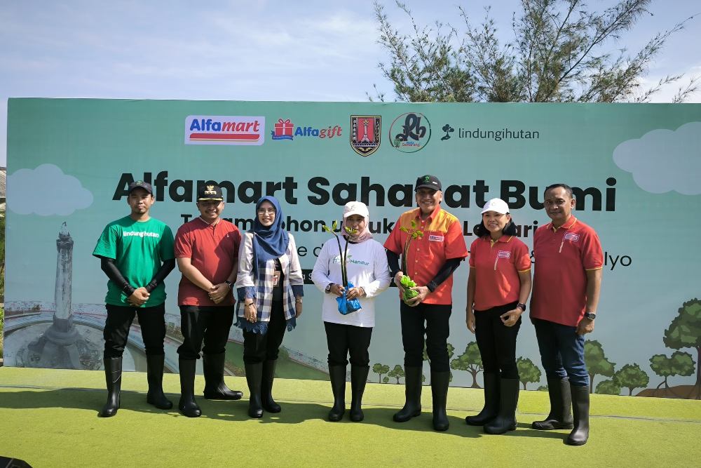  Alfamart Tanam 20.000 Mangrove di Pesisir Semarang
