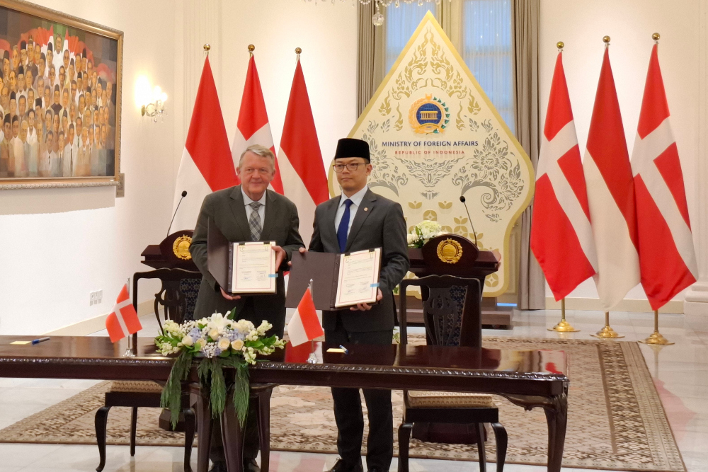 Menteri Luar Negeri Denmark, Lars Lokke Rasmussen (kiri) dan Menteri Luar Negeri Indonesia, Sugiono (kanan) menandatangani Plan of Action “A Strategic Partnership for a Sustainable and Resilience Future” for the period of 2025—2029 di Gedung Pancasila, Jakarta pada Selasa (22/4/2025). / Bisnis-Lorenzo Anugrah Mahardhika