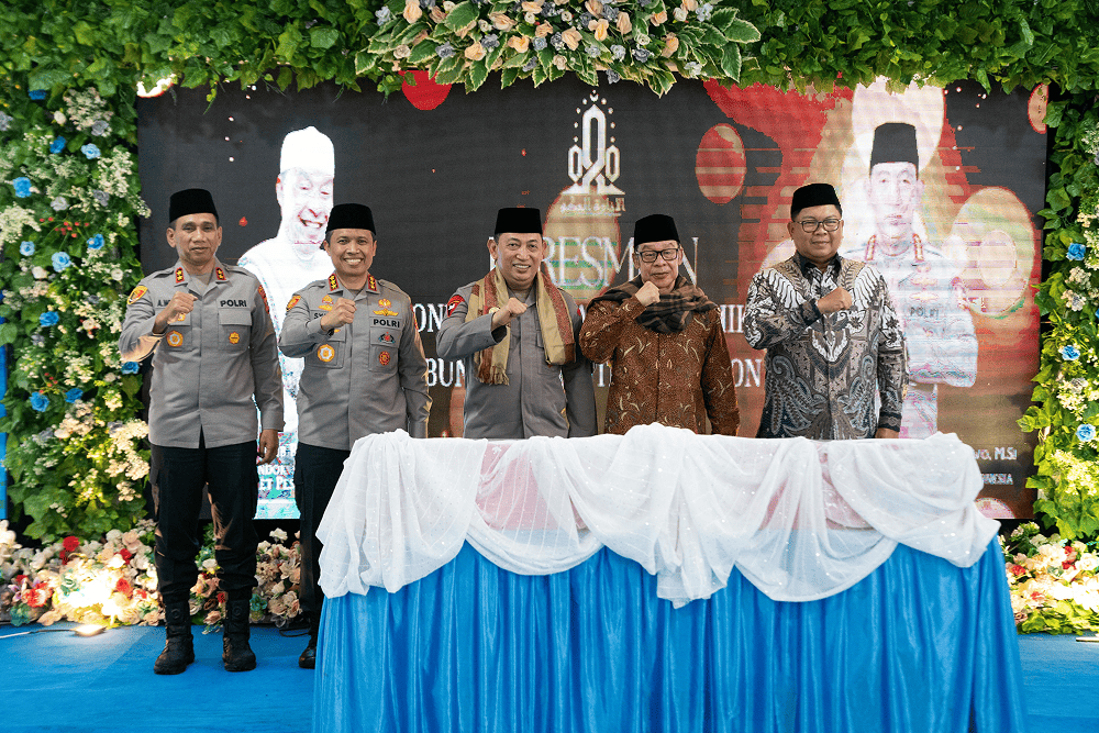  Bank Mandiri Dukung Pendidikan Santri di Ponpes Al-Inaaroh Cirebon