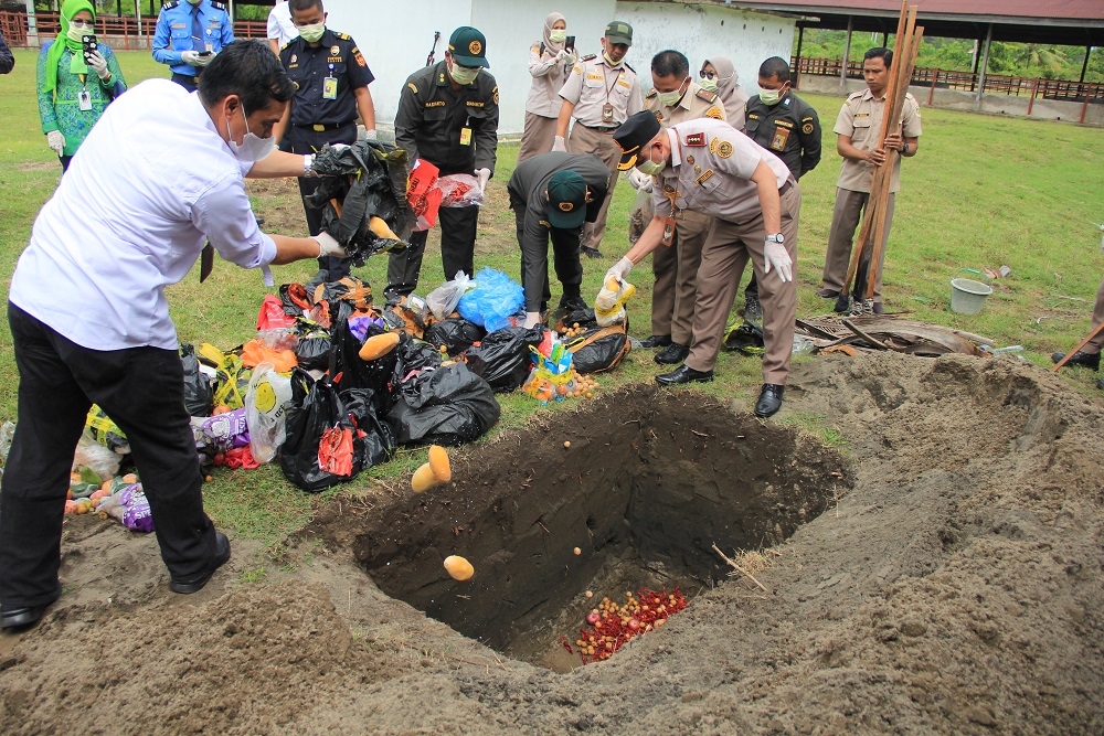  Karantina Sumbar Musnahkan Barang Sitaan Tanpa Dokumen Penumpang Sebanyak 168,7 Kg