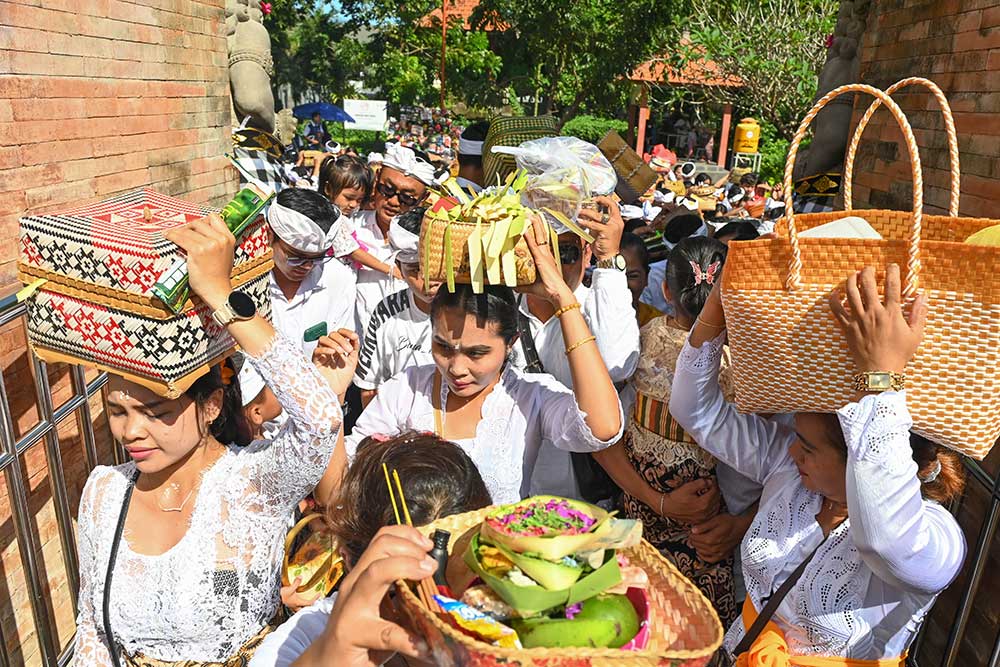  Umat Hindu Mengikuti Persembahyangan Hari Raya Galungan