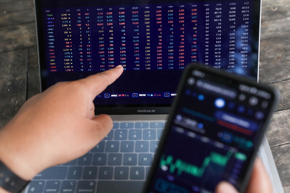  Indeks Bisnis-27 Ditutup Menguat, Saham KLBF AMRT & BMRI Naik ke Zona Hijau