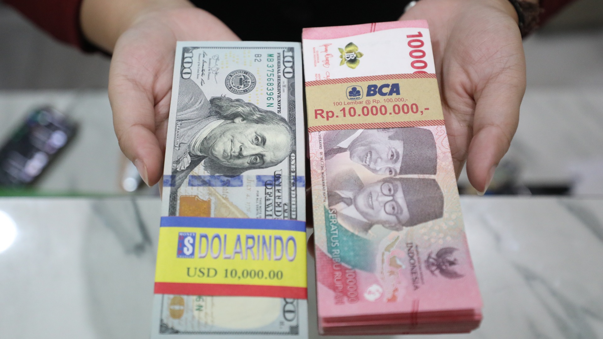  Rupiah Faces Bleak Outlook as Confidence in Fiscal Policy Declines