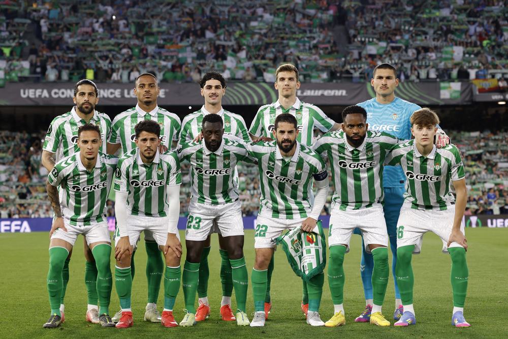 Pemain Real Betis berpose sebelum pertandingan REUTERS-Marcelo Del Pozo