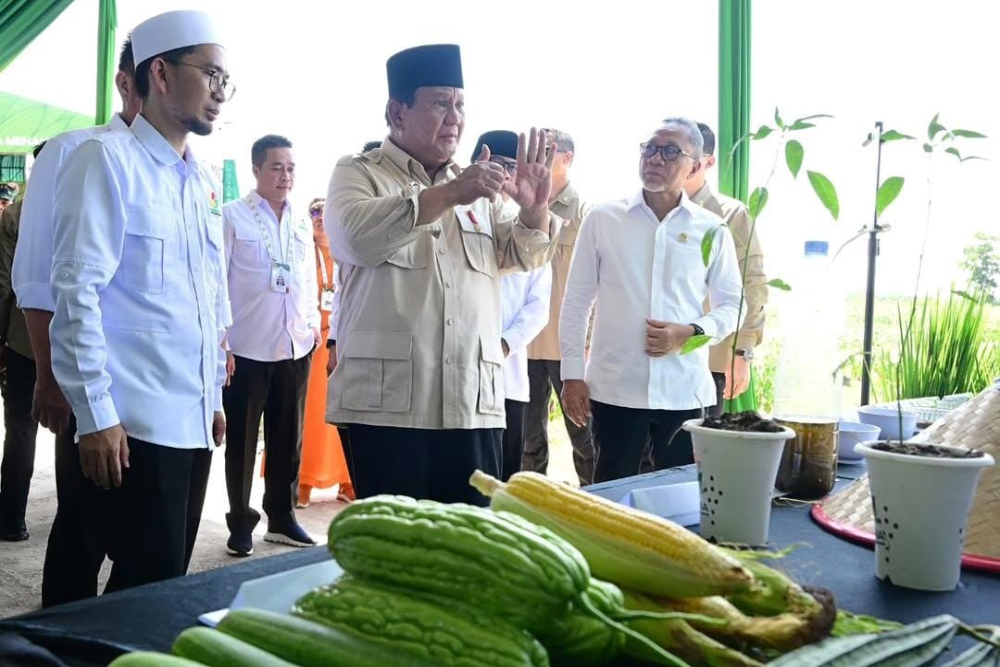 Presiden Prabowo Subianto dan Ustaz Adi Hidayat saat mengujungi salah satu lokasi Gerani/Seskab
