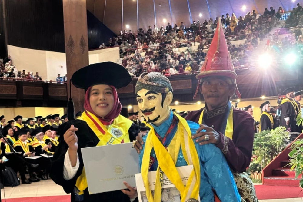  Momen Unik Warga Jogja Hadiri Wisuda Menantu Pakai Kostum Ledhek Gogik